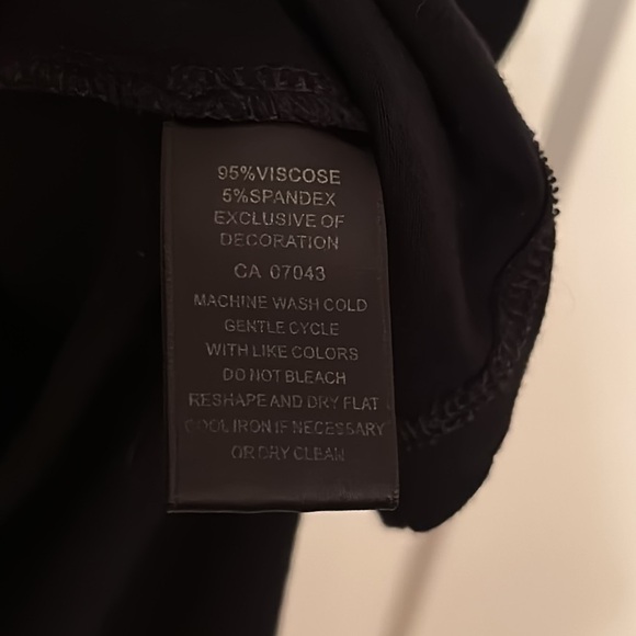 Cable & Gauge Black V-Neck Size S Stretchy Sleeveless Top with Rosette Detail - Picture 4 of 6